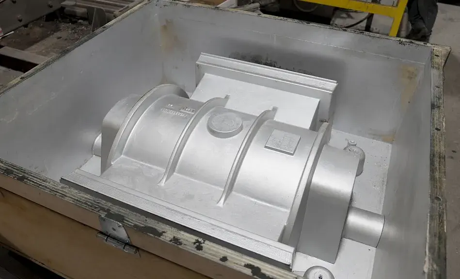 3D 打印的 CF ABS泵壳模型采用模具脱模剂进行涂漆，并安装在烧瓶中，准备填充自硬成型砂。