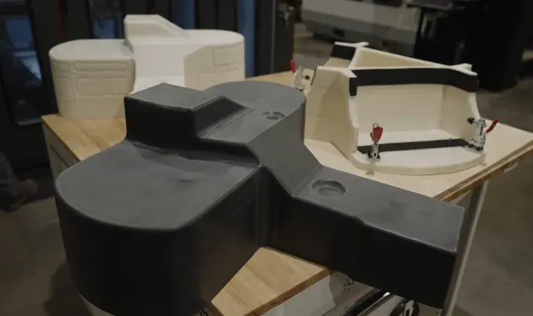 3D打印和加工的 CF-PC 热成型模具、 3D打印的成型部件 ABS 原型以及3D打印的 ABS 装饰夹具，均在3D Systems 的 EXT 1270 Titan Pellet 系统上生产。 