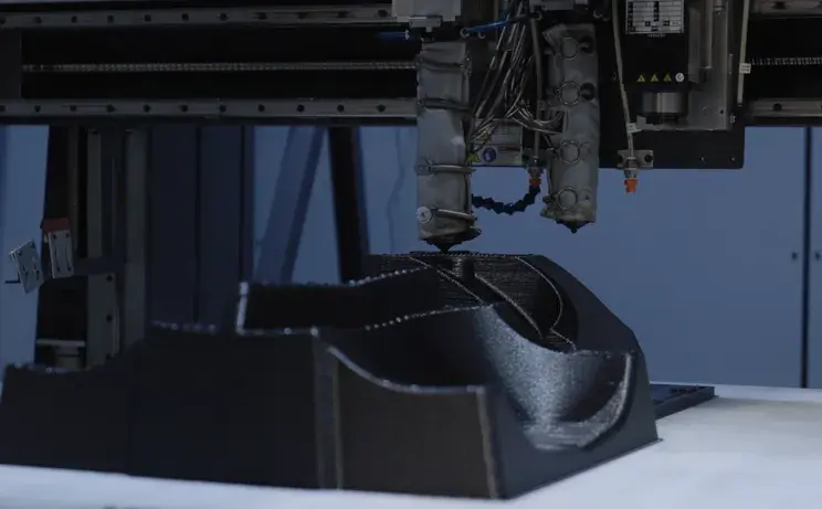 林达工厂正在使用3D Systems EXT 1270 Titan Pellet 打印机进行热成型模具打印。 