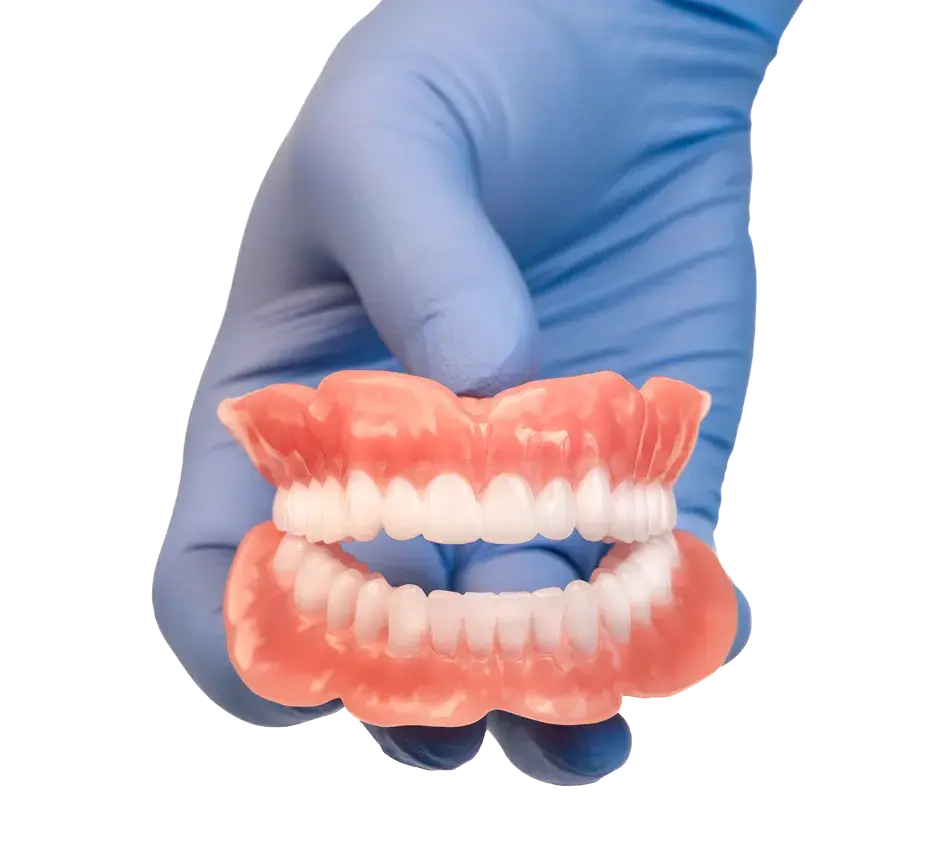 一只手戴着医用手套，展示 3D 打印义齿