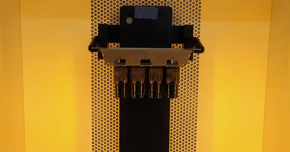 刚刚构建并准备从 Figure 4模块化系统上取下的示例零件平台