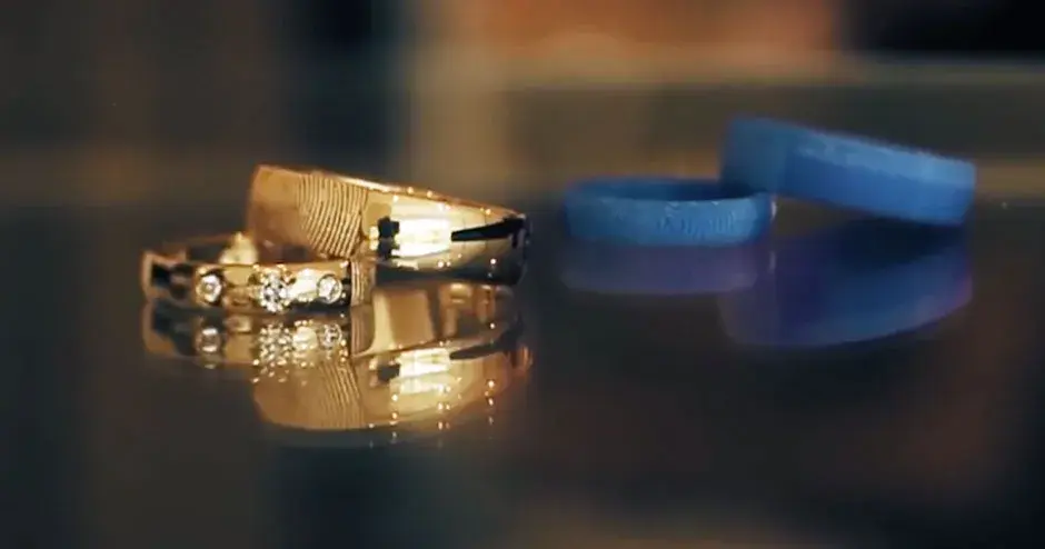 3D 打印模具旁的金戒指