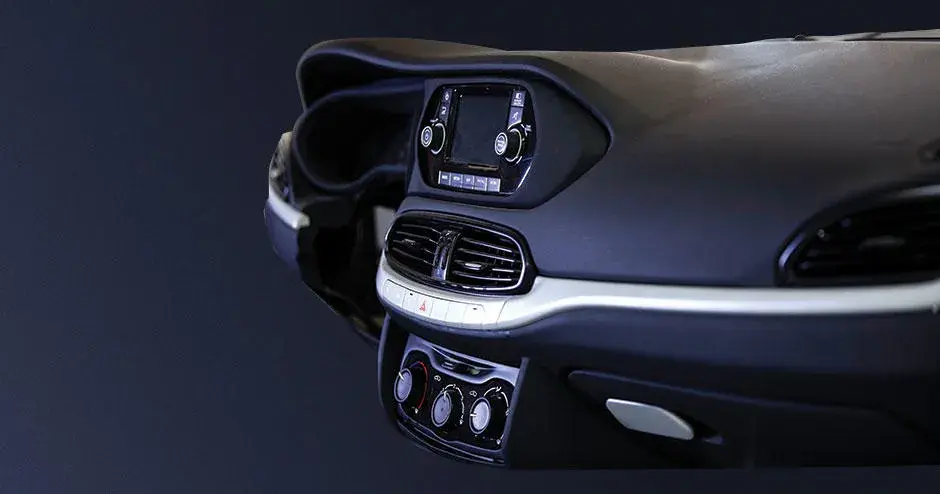 没有方向盘的黑色仪表板