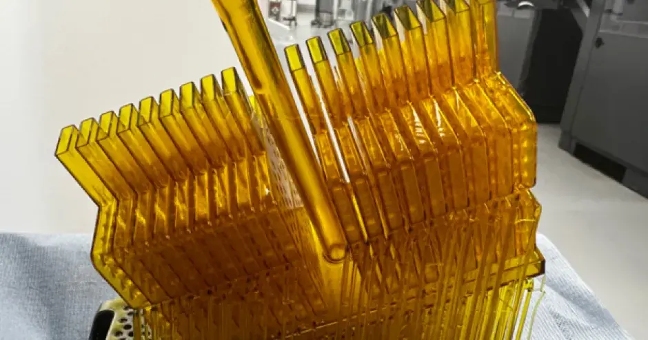 通用垫片模具，BWT Alpine F1 Team 使用此模具在 Figure 4 打印机上批量 3D 打印 36 个垫片。